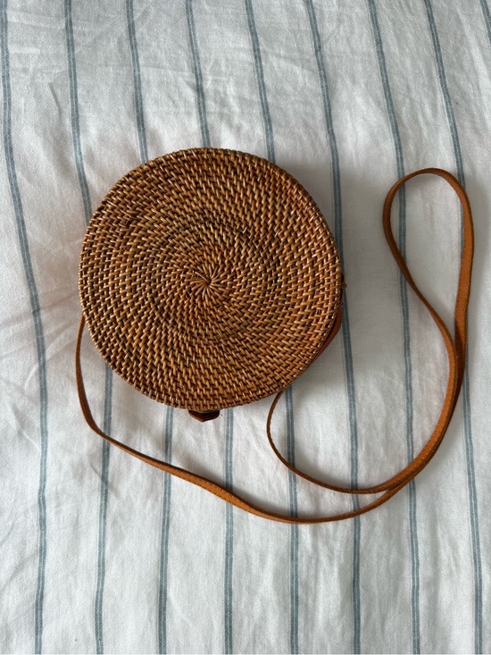Handbags - Round Woven Crossbody Bag in Tan